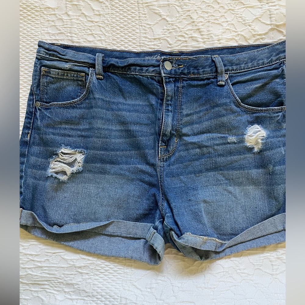 Boyfriend Midi. Mi-long garconne short. Distressed look in front.